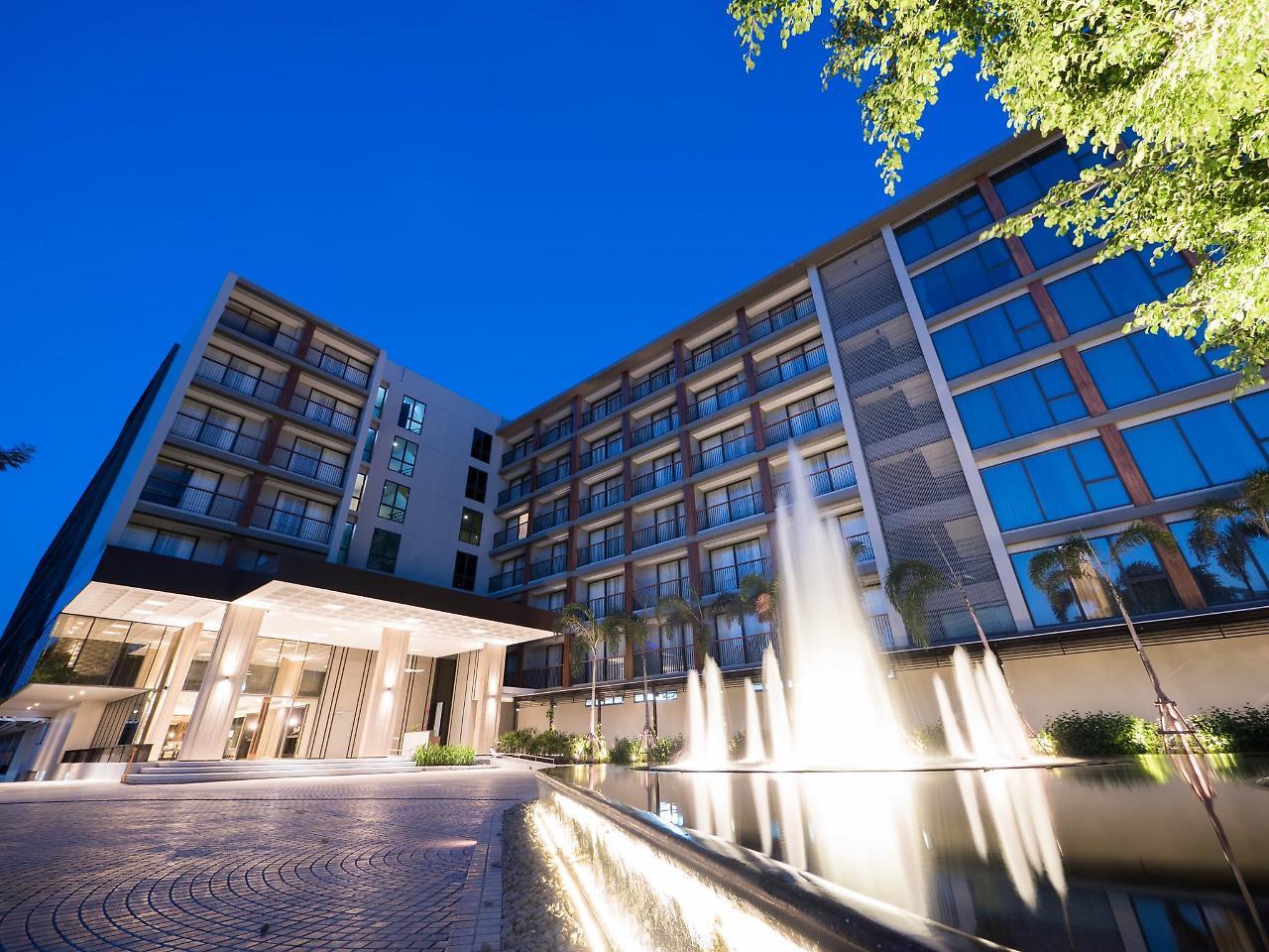 The Park Nine Hotel Suvarnabhumi Bangkok Bagian luar foto The hotel at night