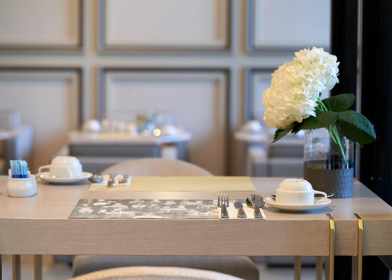 The Park Nine Hotel Suvarnabhumi Bangkok Bagian luar foto A table set for afternoon tea at the Ritz-Carlton, Tysons Corner, Virginia, United States
