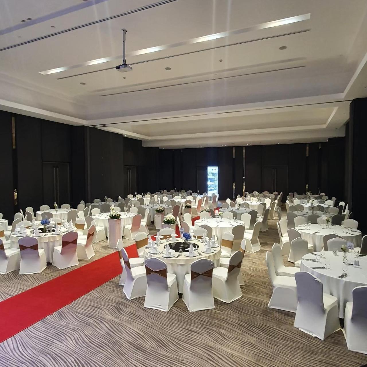 The Park Nine Hotel Suvarnabhumi Bangkok Bagian luar foto The ballroom of the hotel