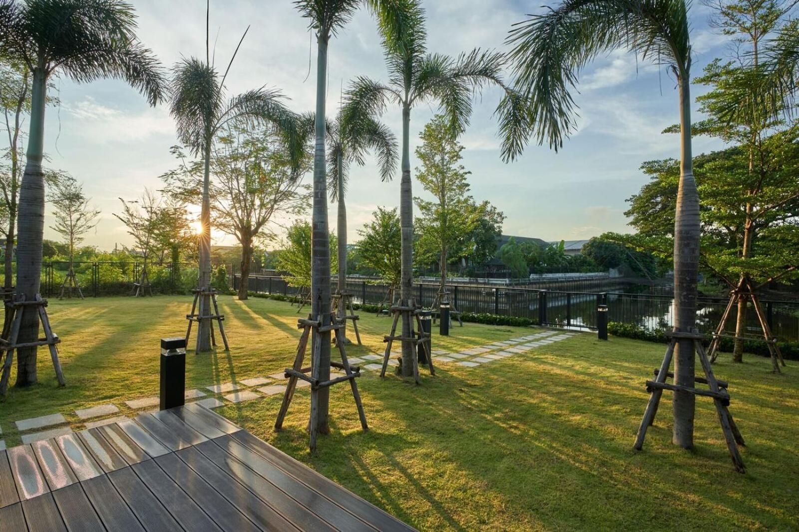 The Park Nine Hotel Suvarnabhumi Bangkok Bagian luar foto View of the park