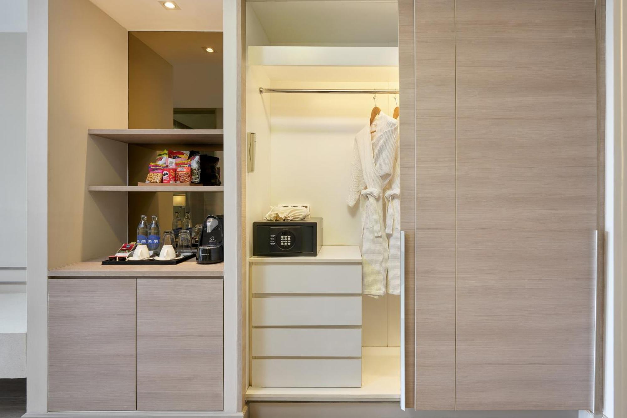 The Park Nine Hotel Suvarnabhumi Bangkok Ruang foto A walk-in wardrobe
