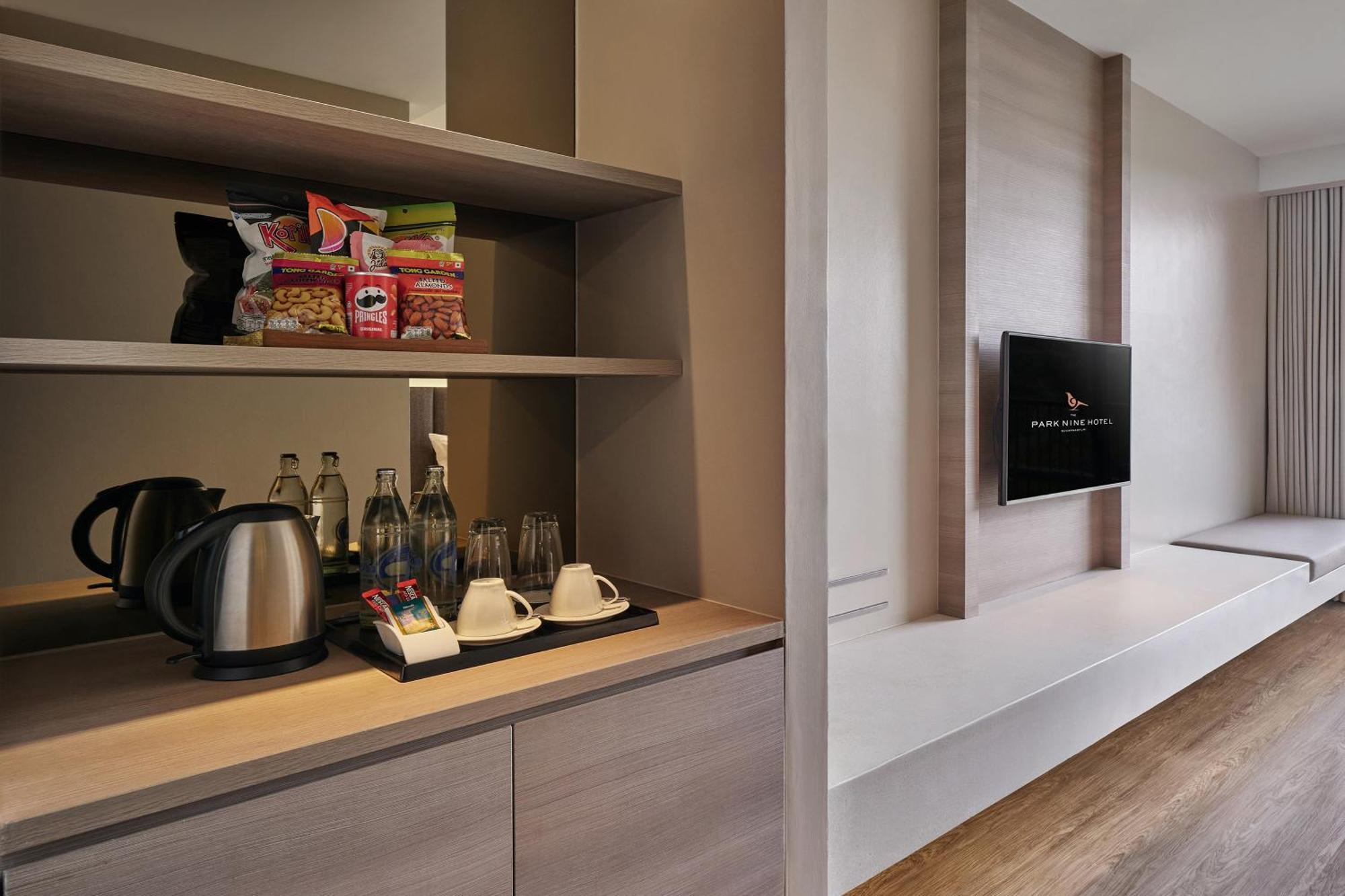 The Park Nine Hotel Suvarnabhumi Bangkok Ruang foto A wet bar in a hotel room
