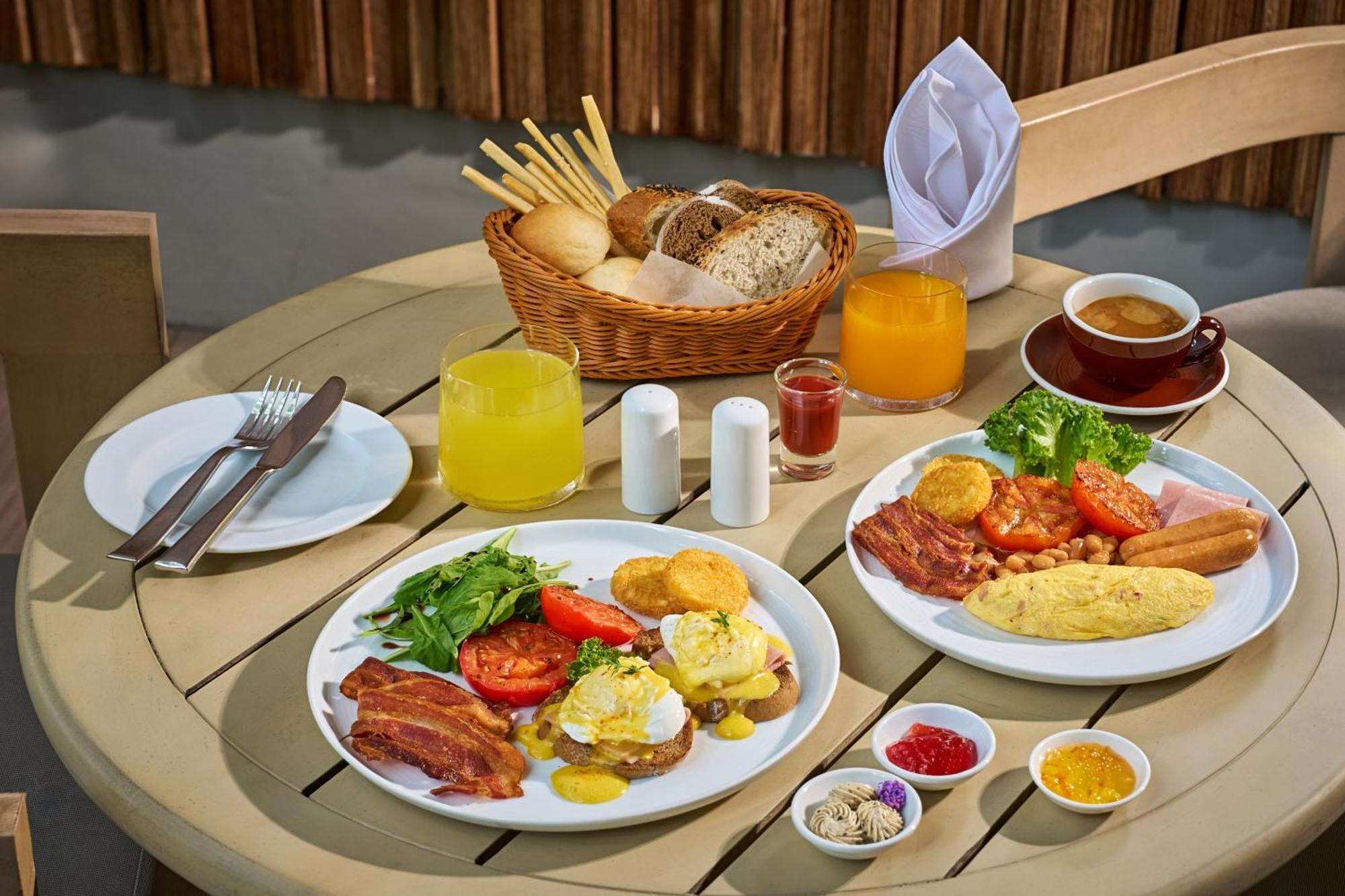 The Park Nine Hotel Suvarnabhumi Bangkok Bagian luar foto A typical American breakfast