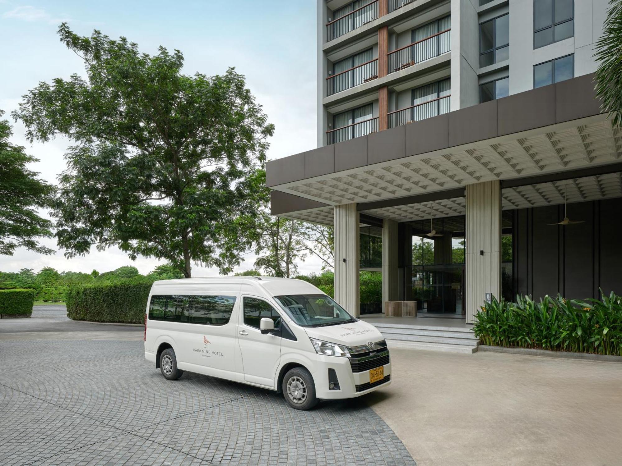 The Park Nine Hotel Suvarnabhumi Bangkok Bagian luar foto Toyota Commuter Van