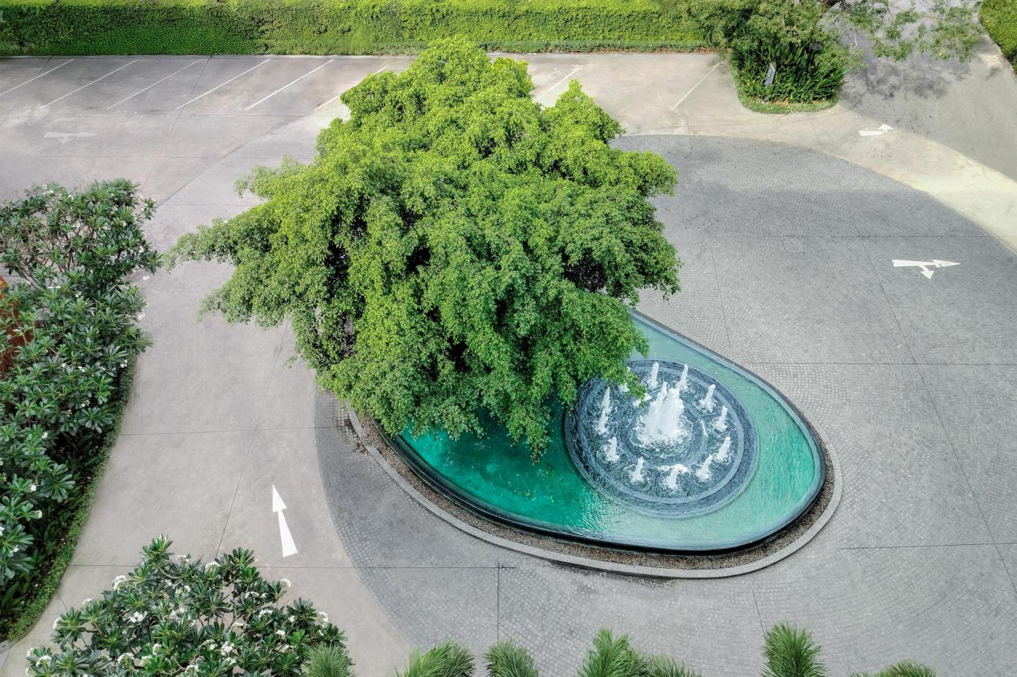 The Park Nine Hotel Suvarnabhumi Bangkok Ruang foto Fountain at the entrance of the hotel